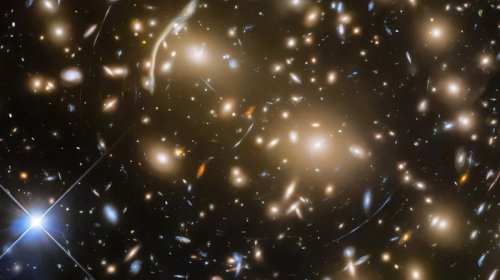 Astronomlar görünən Kainatın sərhədində onlarla sirli obyekt tapdı
