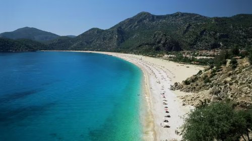 Gündə 10 saatdan çox günəş işığı: Avropanın ən isti çimərliyi