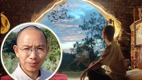 Dörd ildir mağarada yaşayır, evlənməkdən və işləməkdən imtina edir