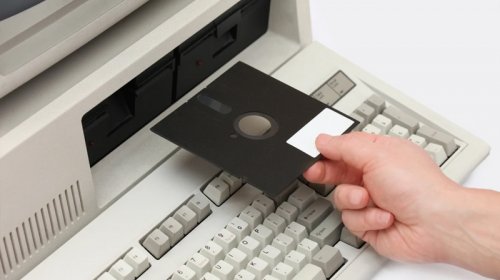Milyonlarla insanın həyatı hələ də disketlərdən asılıdır!