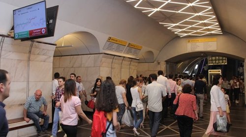 Metroda azyaşlıya qeyri-etik hərəkətlər etdi - Həbs olundu