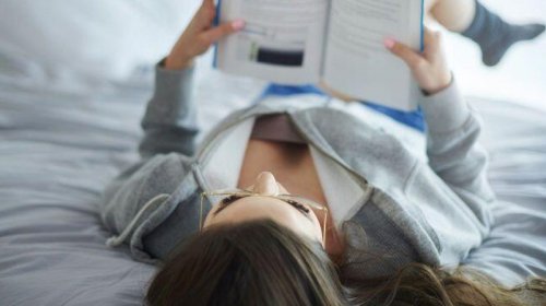 Uzanaraq kitab oxuyanların diqqətinə!