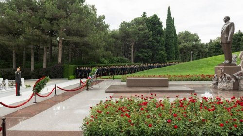 DİN rəhbərliyi Heydər Əliyevin məzarını ziyarət etdi - FOTO
