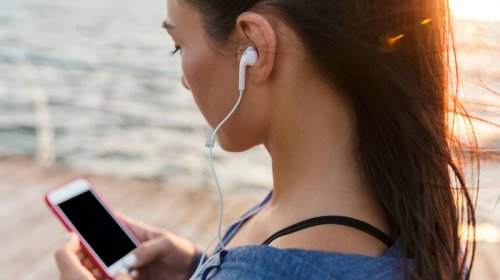 Yayda qulaqlıqlarla musiqi dinləmək təhlükəli ola bilər – Necə qorunmalı?