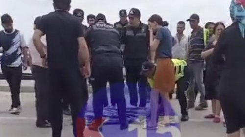 Səkiyə çıxan maşın ana və qızını vurdu, biri öldü - VİDEO
