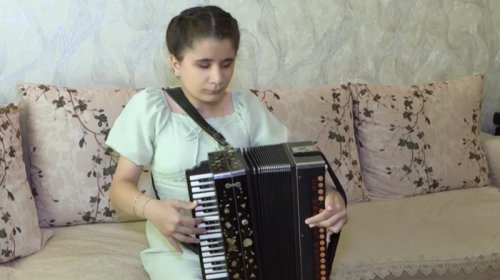 Görmə məhdudiyyətli qarmon ifaçısı qızın həyat hekayəsi - VİDEO