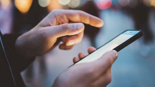 Bakıda görünməmiş dələduzluq: Tanışının telefonu oğurladı, anasına yazdı...
