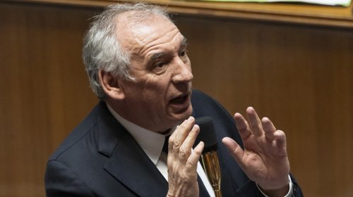 "Politico": Fransanın baş naziri siyasi karyerası üçün "ölüm hökmü" imzalayıb