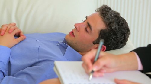 Terapiya zamanı hiss etdiklərini açıq danışmaqda çətinlik çəkənlər nə etməlidir?
