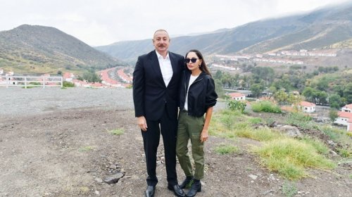 Prezident və birinci xanım Kəlbəcər sakinləri ilə görüşdü, mənzillərin açarlarını təqdim etdi - YENİLƏNİB