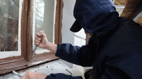 Pəncərədən evə girib 7000 manat oğurladı
