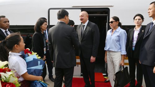 Prezident və birinci xanım Çinin Tiencin şəhərindən qatarla Pekinə səfər etdi - FOTO