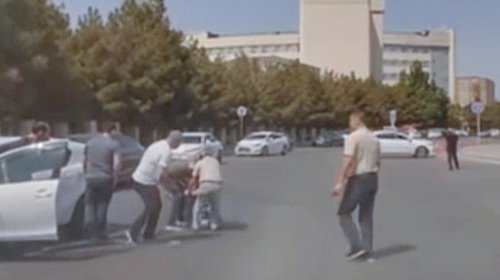 Maşınla vurulan qadın yolun ortasında qaldı, sürücünü döydü - VİDEO