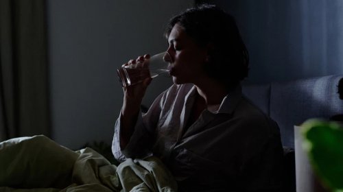 Yatmazdan əvvəl və səhər su içmək ürək tutmasının qarşısını alırmı?