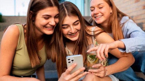 Sosial şəbəkələrdə çox vaxt keçirənlər tez qocalır?