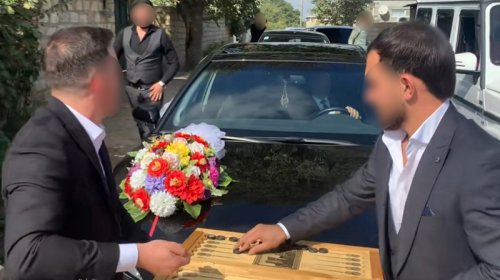 Gəlin maşınının qarşısını kəsib nərd oynadılar - Bəyin 4 dostu həbs edildi