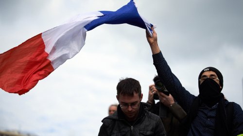 "Biz milyarderlərə nifrət edirik": Parisdə etirazçılar "Tesla" dilerinə hücum etdi
