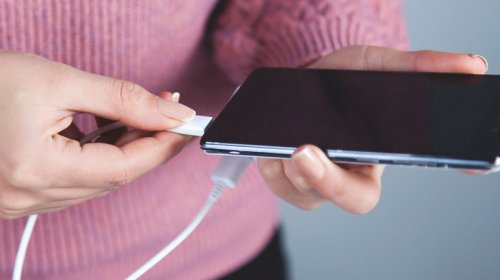İctimai yerlərdə şarj cihazlarından istifadə telefonun sındırılmasına səbəb ola bilər