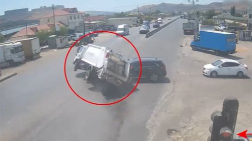 Bakıda zibil maşını aşdı - VİDEO