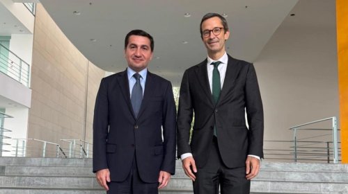 Hikmət Hacıyev Almaniya kanslerinin müşaviri ilə görüşdü
