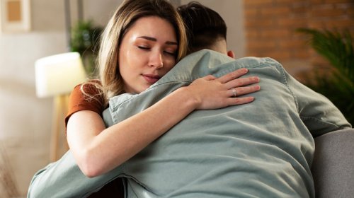 Psixoloq açıqladı: Münasibətləri nə məhv edir və sevgini necə qorumaq olar?