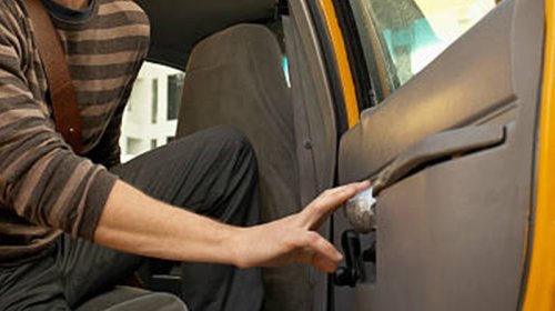 Müştəri taksidən düşmək istəmədi- Maşını polis şöbəsinə sürdü