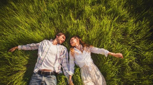 Kişi psixologiyası: Sizi hələ də sizi ürəkdən sevirsə, bu 11 davranışla bunu göstərir