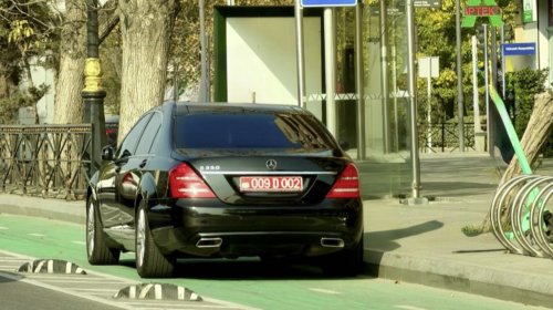 Bakının mərkəzində səfirlik maşını qaydaları pozdu - FOTO