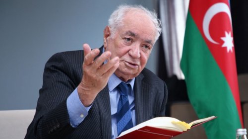 
Prezident Vahid Əzizi təltif etdi