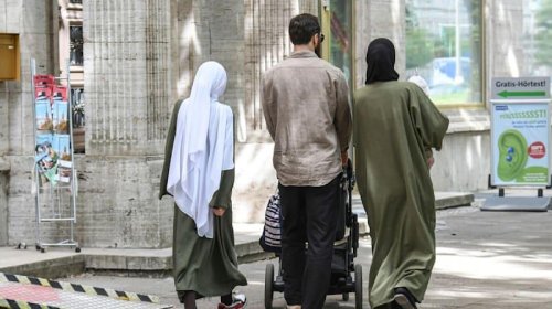 Sığınacaq müraciətləri rədd edilmiş bir milyon insan Almaniyada yaşamağa davam edir