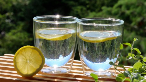 Hər gün limonlu su içsəniz, orqanizminizə nə baş verər?