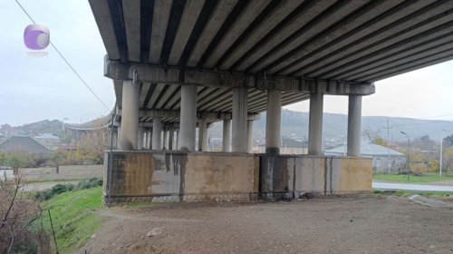 İllər əvvəl tikilən körpü sakinlərin evinə təhlükə yaradır - VİDEO