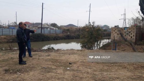 Biləsuvarda avtomobil kanala aşıb, 5 nəfər ölüb