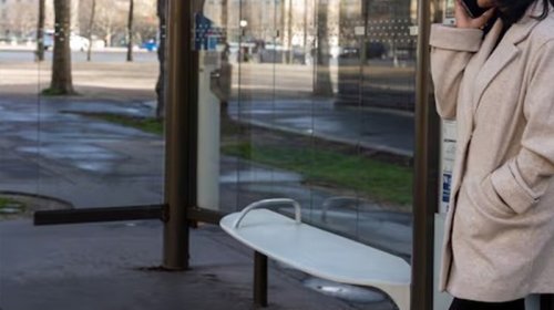 Dayanacaqda çantadan 6 minə yaxın pul götürdü - Səhəri televiziyaya üz tutdu