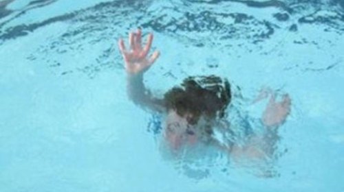 3 yaşlı uşaq hovuzda boğularaq öldü