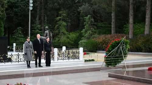 Prezident və birinci xanım Heydər Əliyevin məzarını ziyarət etdi - YENİLƏNİB