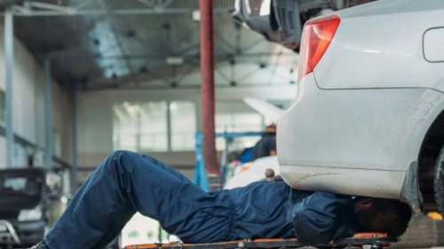 Təmir etdiyi maşının altında qalaraq öldü