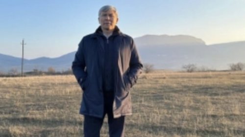 Qırğızıstanlı səfirin Ağdamda səmimi görüntüləri: Bulaqdan su içdi,şəhidlərin ruhuna dualar oxudu - FOTO