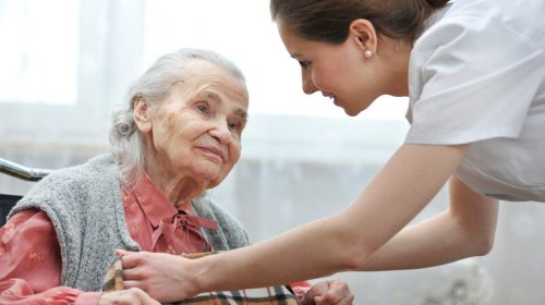 Bakıda dayə qulluq etdiyi yaşlı qadını döydü - Kameraya düşdü