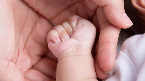 Boğazında qida qalan 2 aylıq körpə öldü