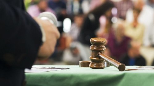 Nazirliyə məxsus iki avtomobil hərraca çıxarıldı