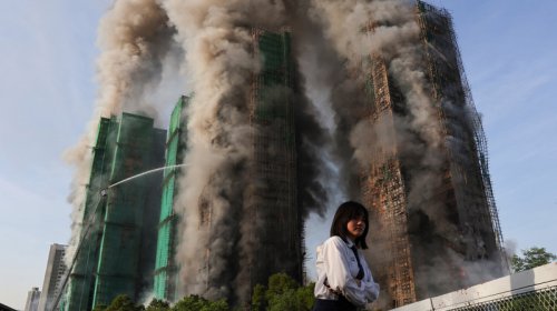 Yanmış Honkonq kompleksinin sakinləri evlərinin yenidən tikilməsini tələb edir