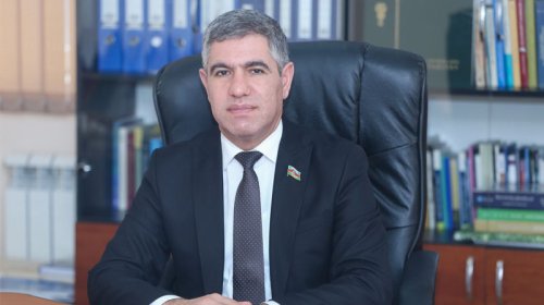 Deputat universitetdə dərs deməyə başladı