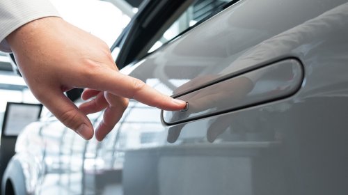 Çin "Tesla" tipli avtomobil qapı tutacaqlarını qadağan edəcək