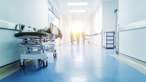 Körpələr evinin müdirinə xəsarət yetirildi
