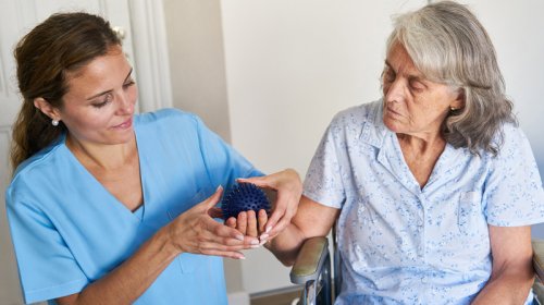 Alimlər insultdan sonra nitqi bərpa etmək üçün cihaz yaratdı