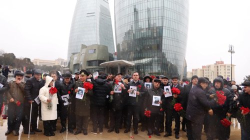 Vəhdət Partiyası 150 şəhidin şəkli ilə yürüşə çıxdı - FOTO