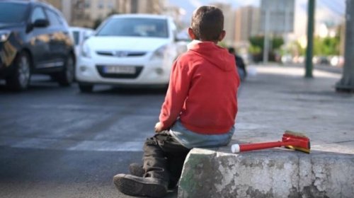 Uşaqları kim istismar edir: Reklama çəkdirənlər, yoxsa bağda işlədənlər?