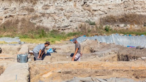 Alimlər qırmızı qayaları sındırdı: Heyrətamiz kəşf