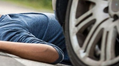 Yolu keçmək istəyərkən maşın vurub öldürdü
